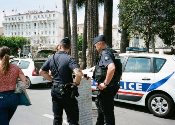 Il jette un sac de drogue du 8e étage avant l'arrivée de la police