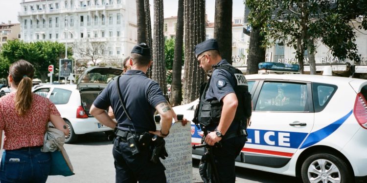 Il jette un sac de drogue du 8e étage avant l'arrivée de la police