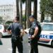 Il jette un sac de drogue du 8e étage avant l'arrivée de la police