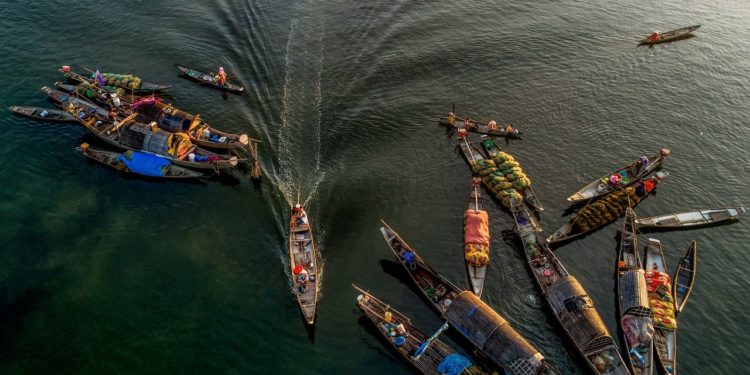 Le dépôt pétrolier de Fos Sud Mer bloqué par des pêcheurs
