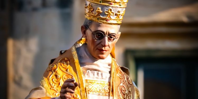 Magnet, porte clé, Bic 4 couleurs, voici les produits officiels de la visite du Pape Léon