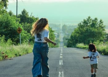 Un employé de supermarché se jette sur la route pour sauver un enfant