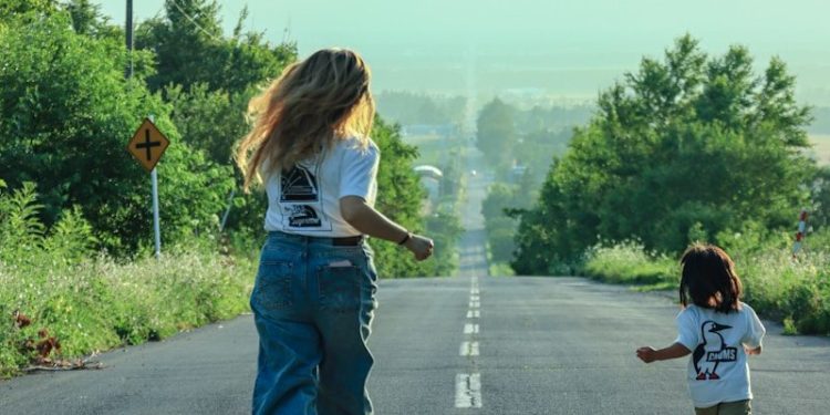 Un employé de supermarché se jette sur la route pour sauver un enfant