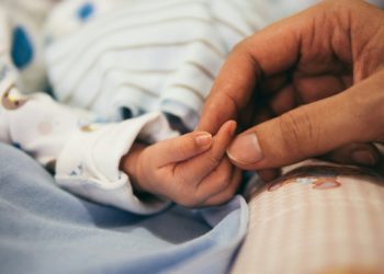 Une femme de 54 ans donne naissance à un bébé grâce à un embryon congelé