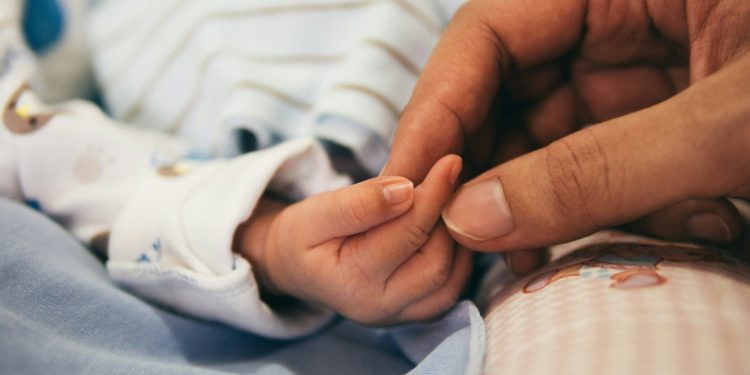 Une femme de 54 ans donne naissance à un bébé grâce à un embryon congelé