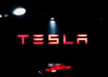 Un élu américain veut sanctionner les conducteurs de Tesla qui dorment au volant