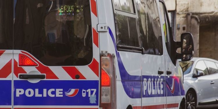 Carcassonne, ce que risque le policier qui a poussé un homme par terre