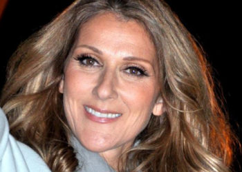 La chanteuse Céline Dion chante avec ses fans