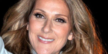 La chanteuse Céline Dion chante avec ses fans