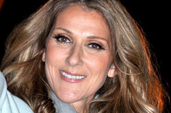 La chanteuse Céline Dion chante avec ses fans