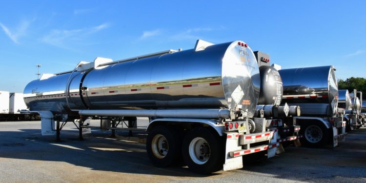 Pénurie de carburant : les camions-citernes autorisés à rouler le dimanche