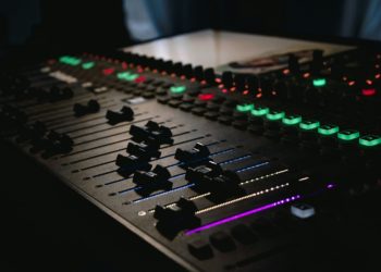 En arrêt maladie, il mixe le soir dans une discothèque