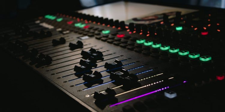 En arrêt maladie, il mixe le soir dans une discothèque