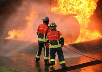 Un tracteur et sa remorque s’embrasent