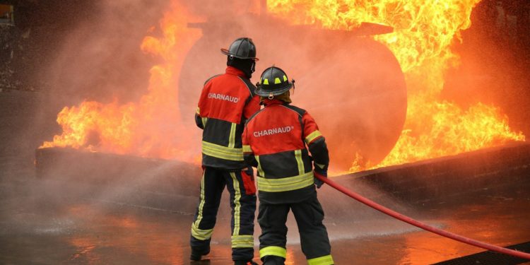 Un tracteur et sa remorque s’embrasent