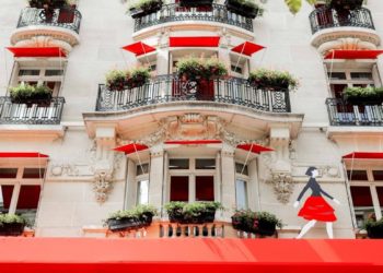 Un Vol à 1 million d'Euros après avoir escaladé le Plaza Athénée