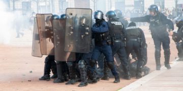 Blocage des lycées : un élève a eu la main arrachée par une grenade