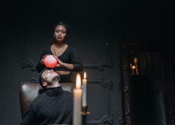 Un magicien illusionniste dévoile un de ses tours de magie
