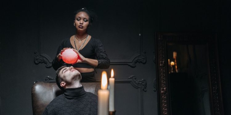 Un magicien illusionniste dévoile un de ses tours de magie