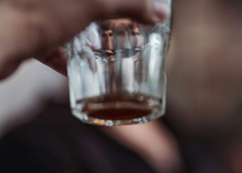 Auch, elle arrive au travail avec une alcoolémie de 3,4g
