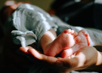 Son bébé est né avec une malformation, elle le tient en position verticale