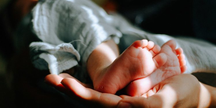 Son bébé est né avec une malformation, elle le tient en position verticale